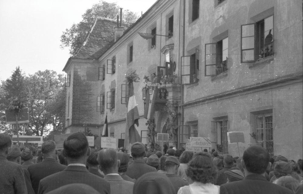 Množica pred gradom.