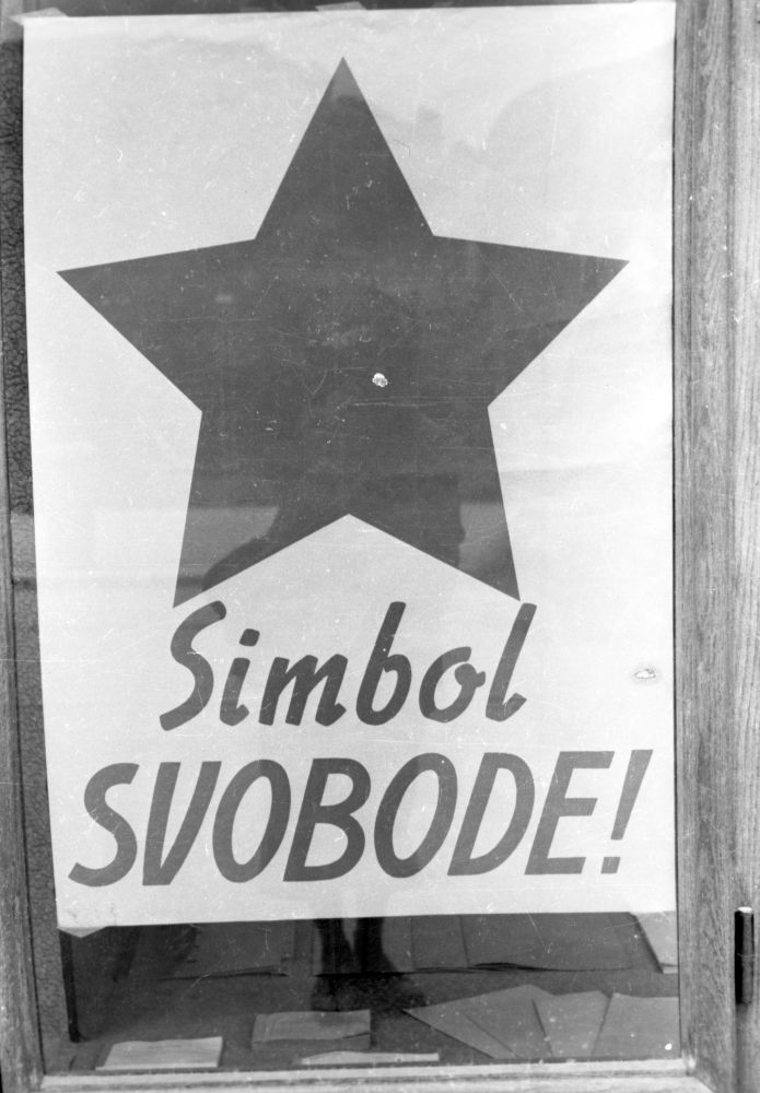 Plakat z rdečo zvezdo in napisom "simbol SVOBODE!"