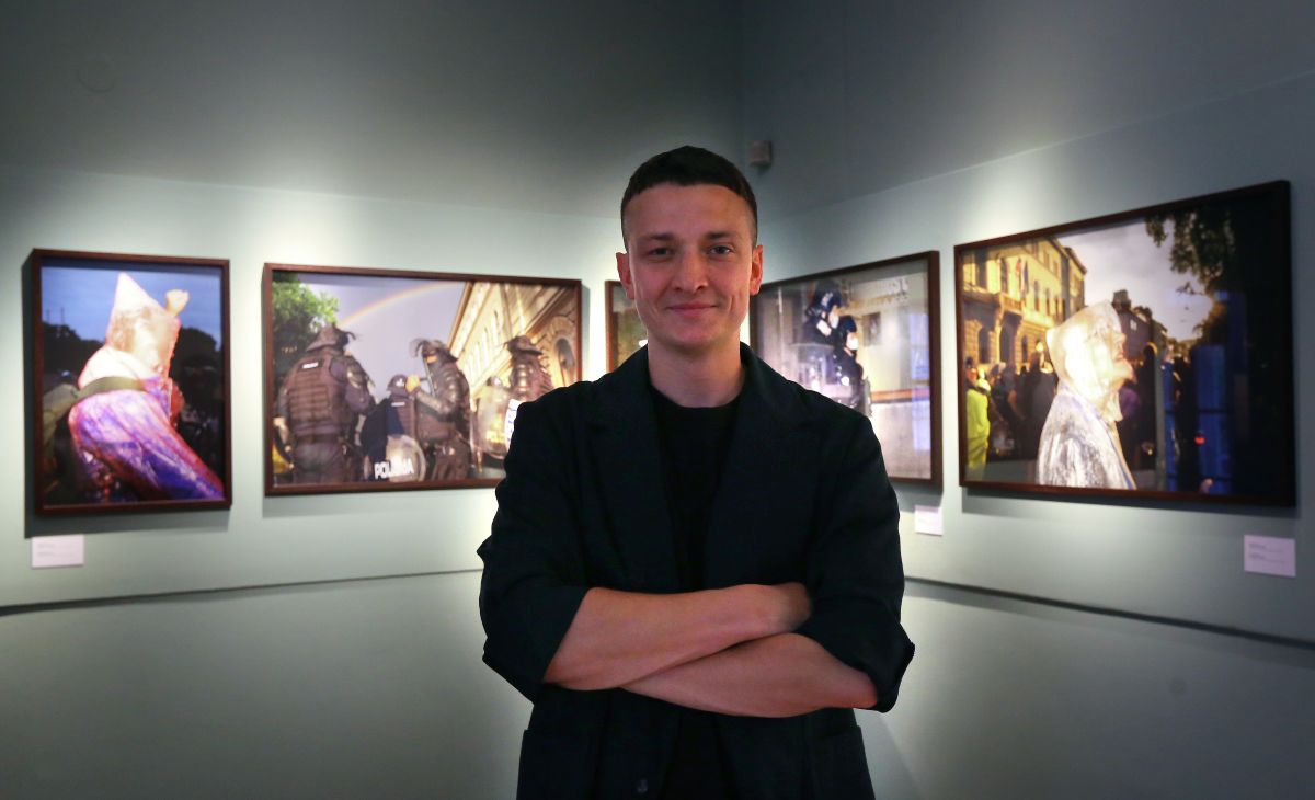 Nik Erik Neubauer na razstavnem prostoru.