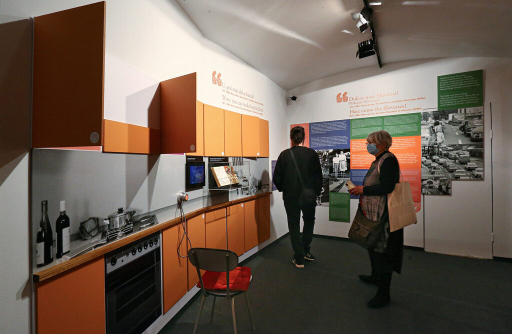 Obiskovalci na razstavi.