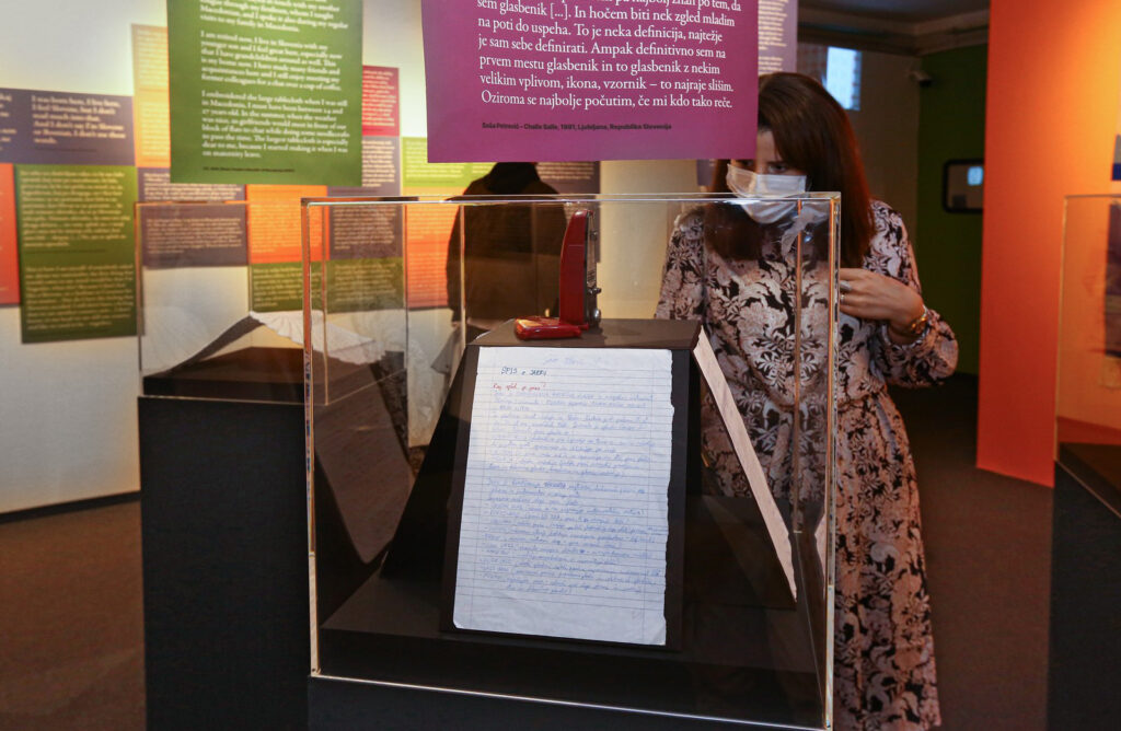 Obiskovalci na razstavi.