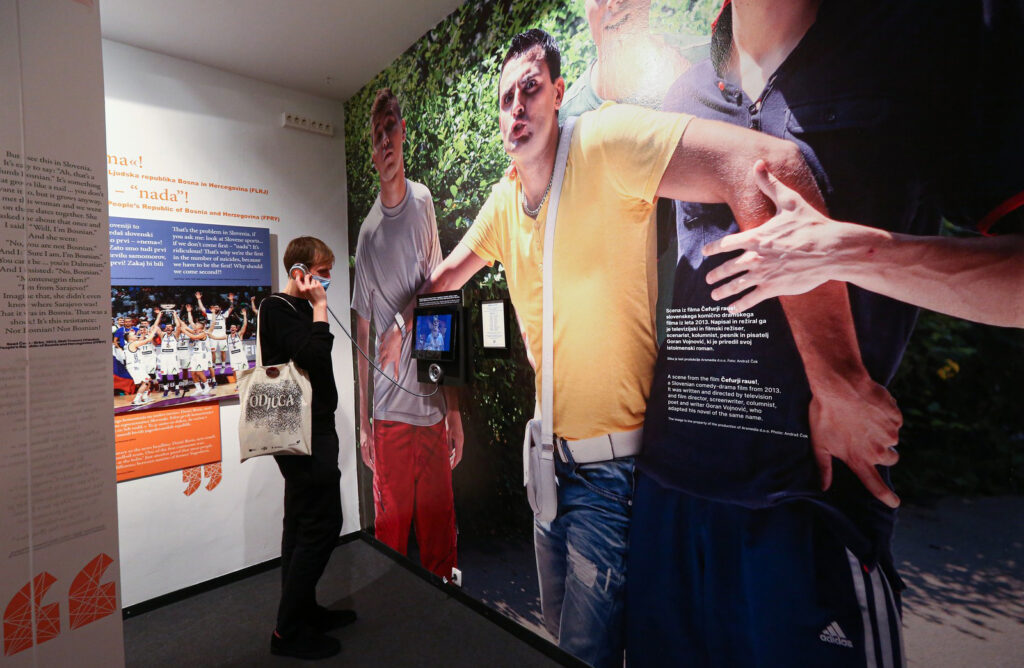 Obiskovalec na razstavnem prostoru. 