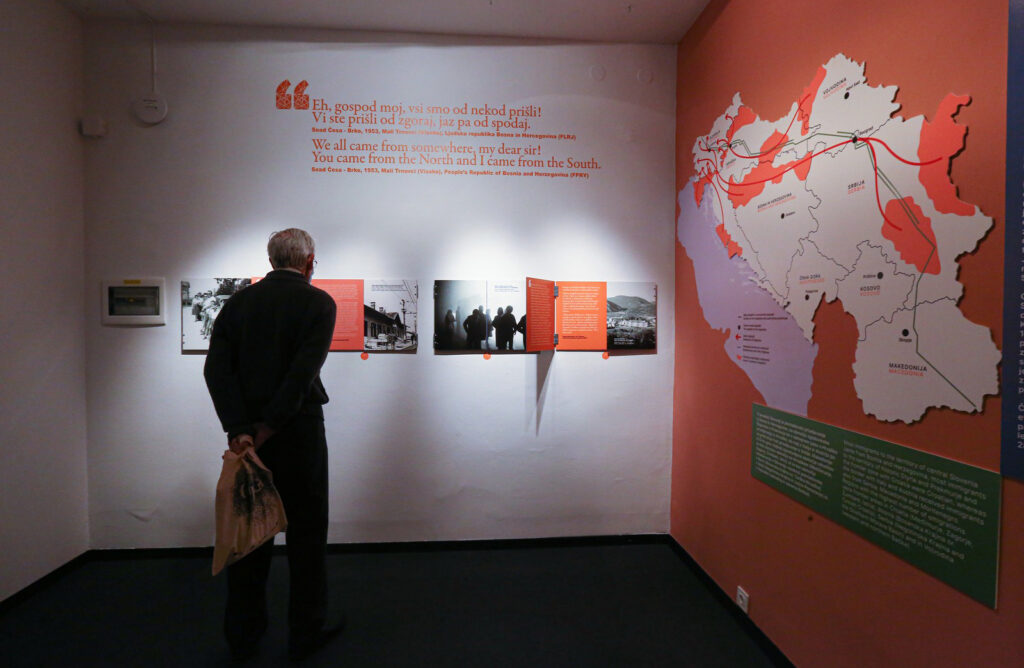 Obiskovalec na razstavnem prostoru. 