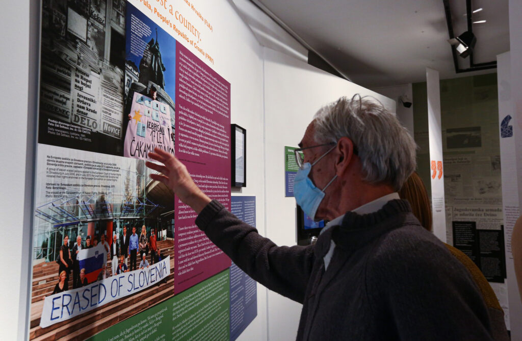 Obiskovalec na razstavnem prostoru. 