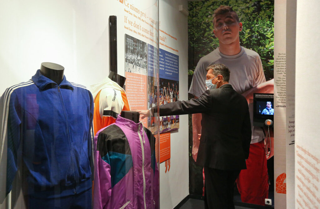 Borut Pahor, predsednik Republike Slovenije leta 2022 si ogleduje razstavo. 