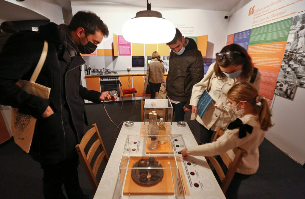 Obiskovalci na razstavi.