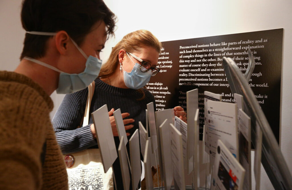 Obiskovalci na razstavi.