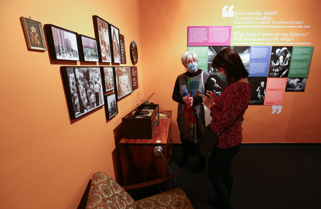 Obiskovalci na razstavi.