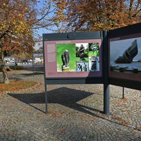 Razstava pred muzejem.