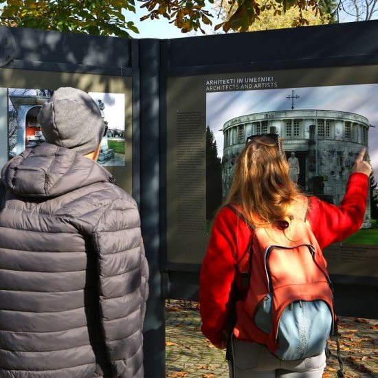 Obiskovalci si ogledujejo razstavo.