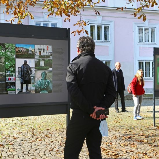 Obiskovalci si ogledujejo razstavo.