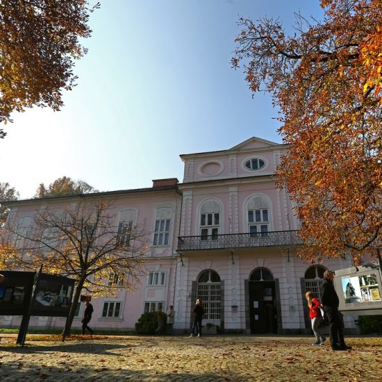 Pročelje muzeja, na platoju razstava.