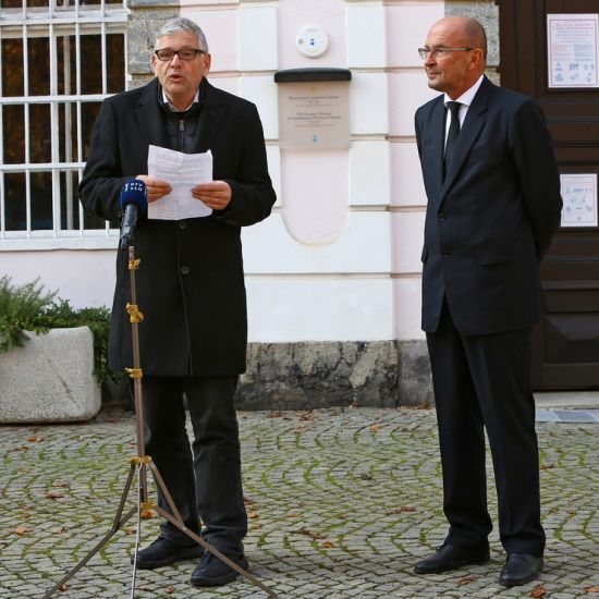 Dr. Marko Štepec med govorom, ob njem dr. Jože Dežman, direktor muzeja leta 2021.