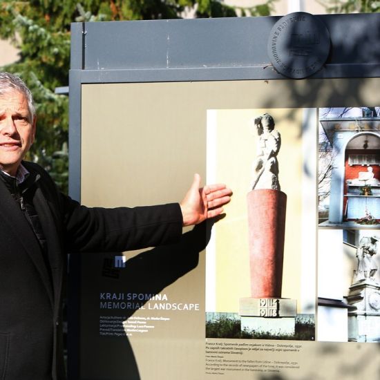 Razstava pred muzejem, dr. Marko Štepec pred panojem.