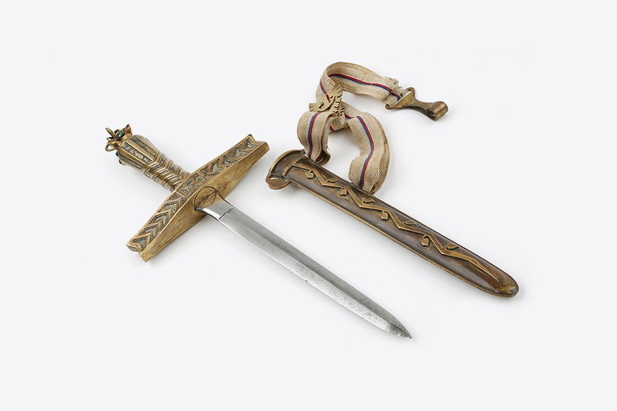 Bodalo z nožnico je izdelano iz kovine. Na bodalu je motiv orla iz grba vojvodine Kranjske. Na nožnici je motiv lipovega ista. Na zgornji strani branika je vgraviran datum 10. VIII. 1944 in geslo »Naprej v zmago«.