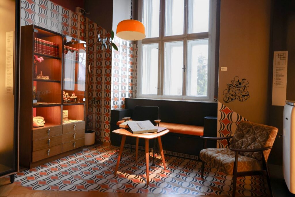 Rekonstrukcija dnevne sobe iz 60. oziroma 70. let.