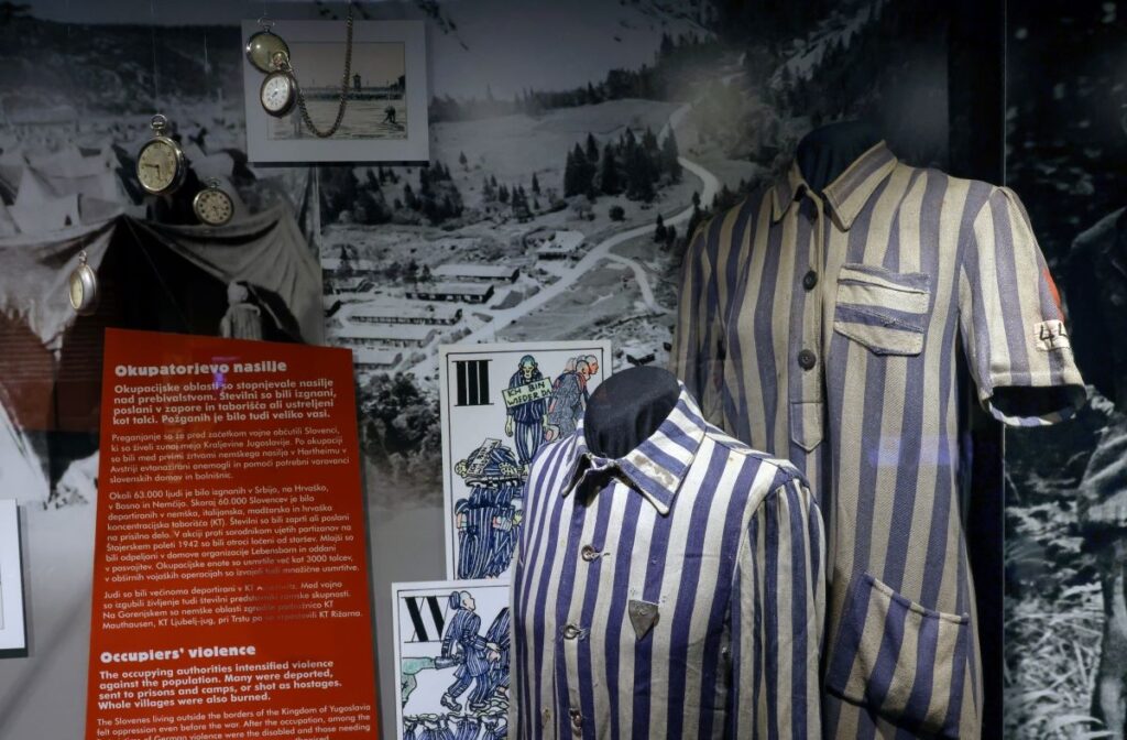 Detajl z razstave z uniformam taboriščnikov.