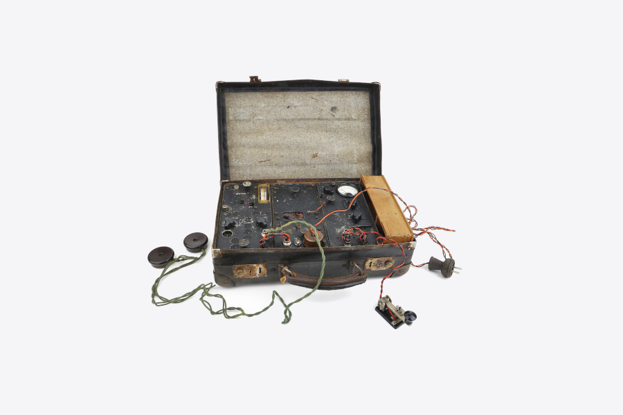 Na sliki je kovček v katerem je skrita sprejemno-oddajna britanska postaja.