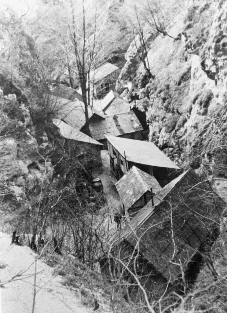 Lesene stavbe v soteski.