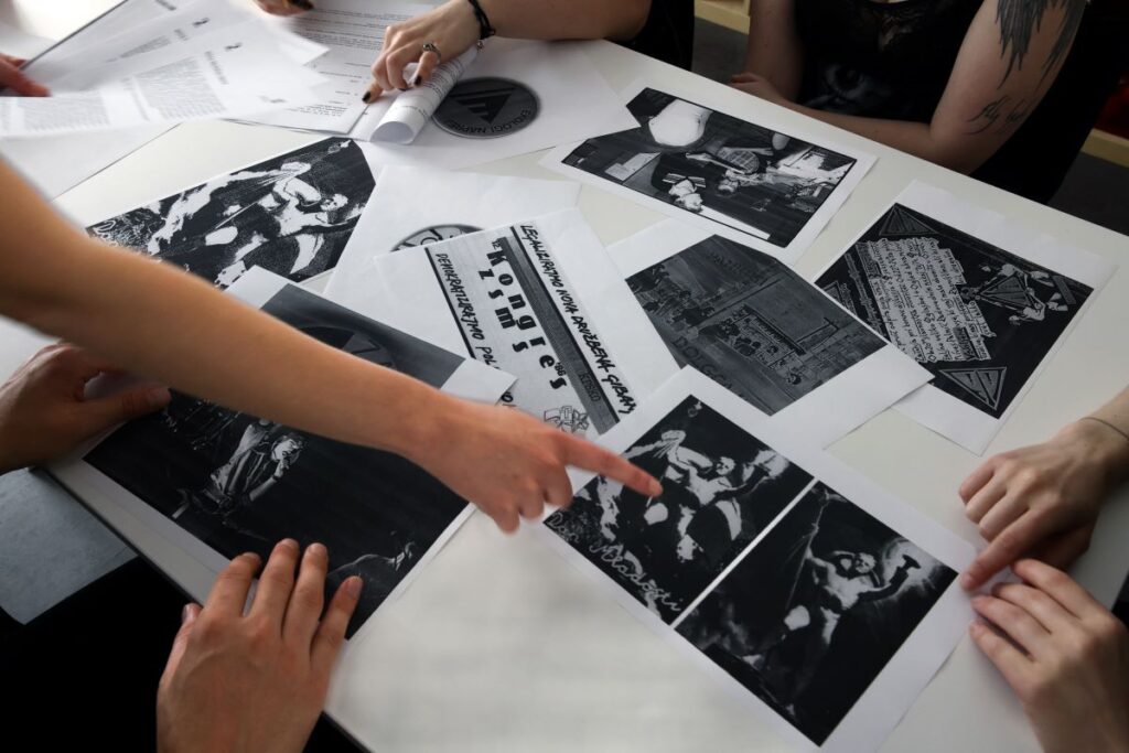 Učenci preučujejo zgodovinske vire.