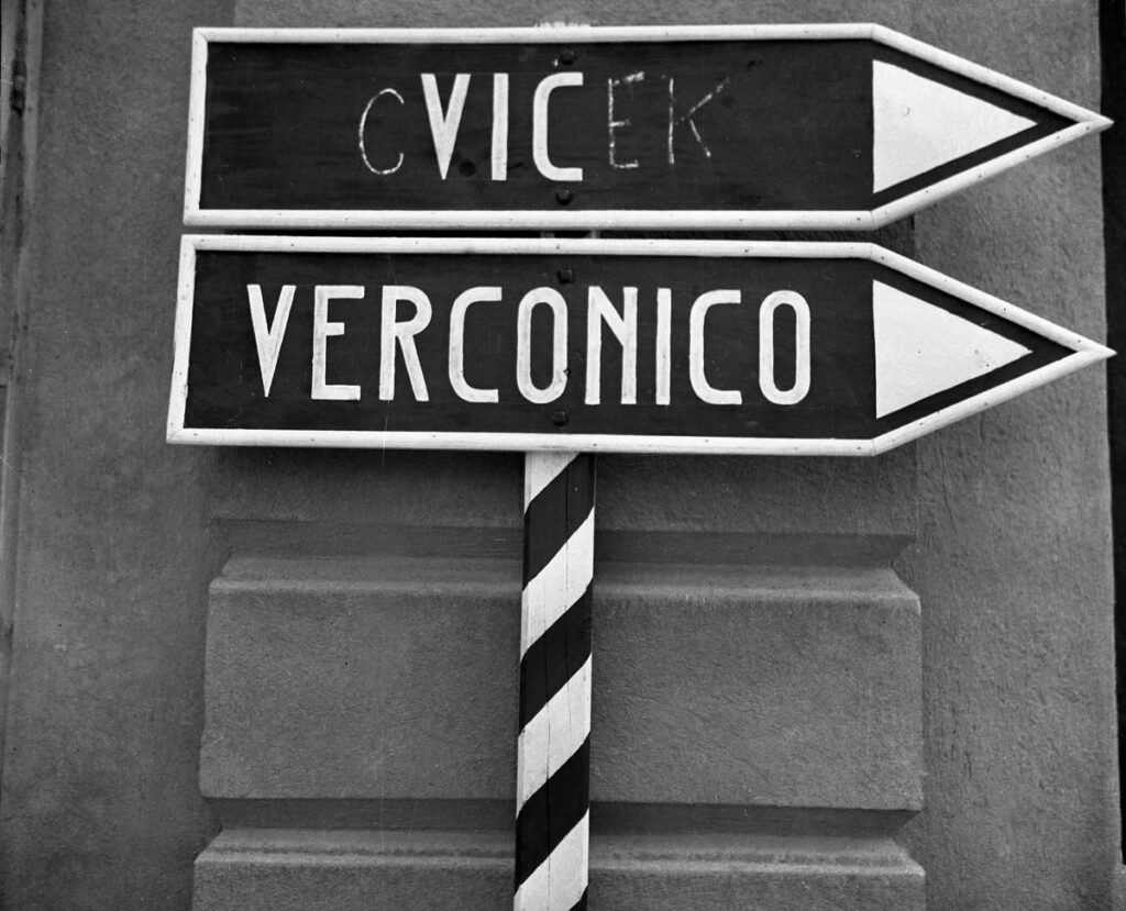 Dvojezična krajevna tabla z napisom cVIČek in Verconico. 