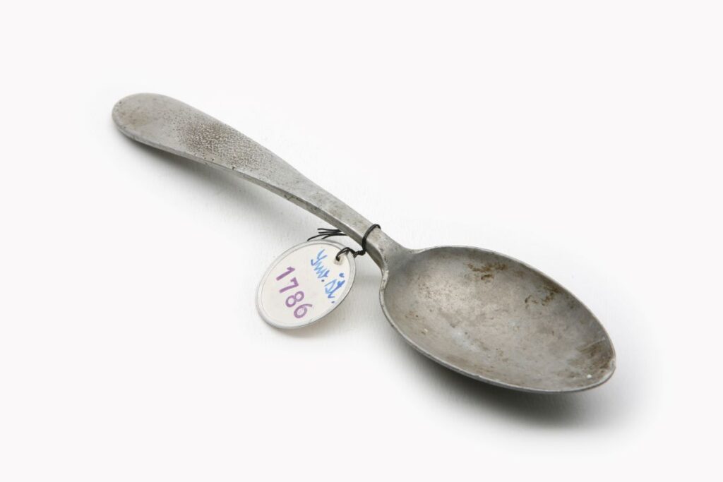 Žlica z inventarno številko.