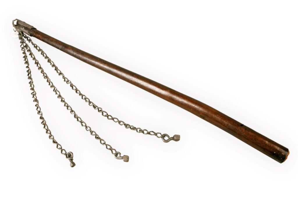 Bič z lesenim držalom in kovinskimi vrvicami.