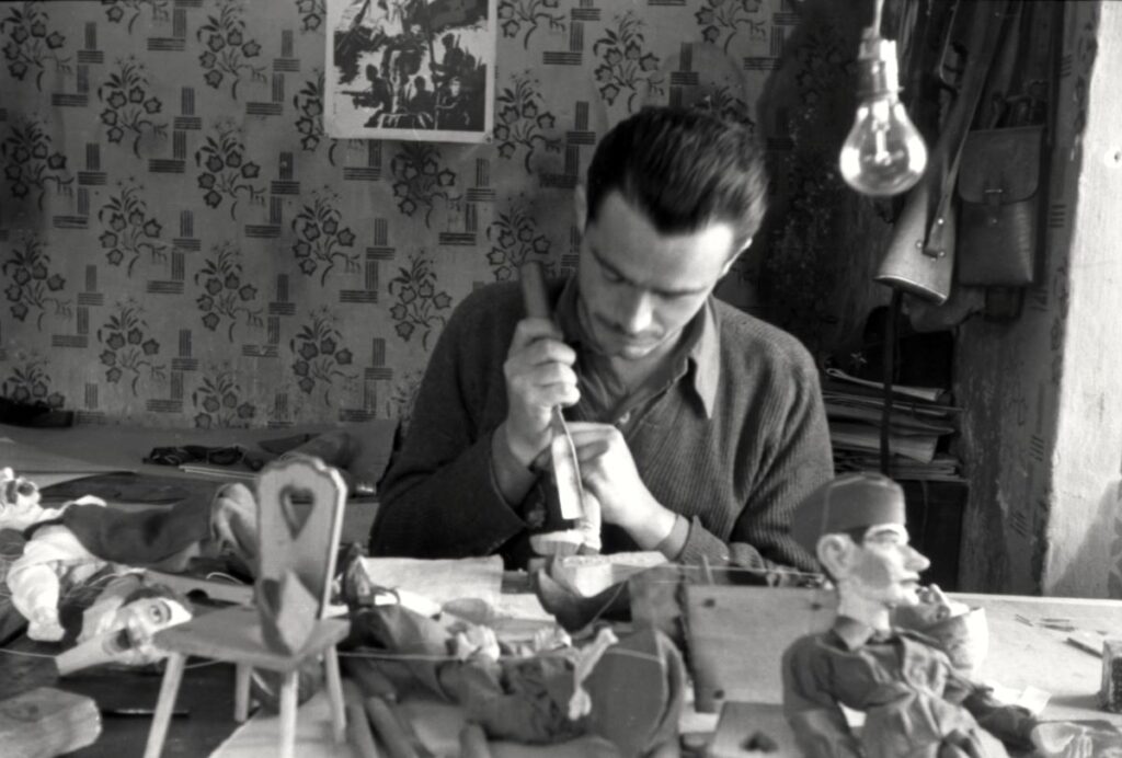 Rezbar Lojze Lavrič izdeluje lutke za lutkovno gledališče.