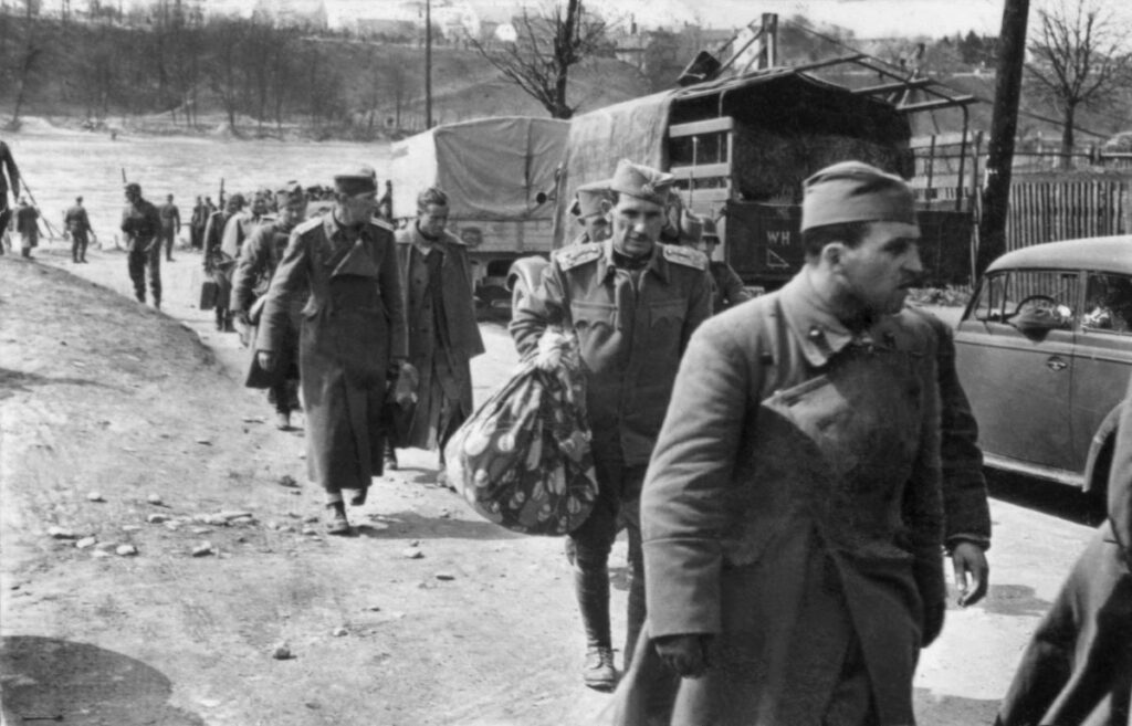 Zajeti oficirji vojske Kraljevine Jugoslavije, Slovenija, april 1941. Zbirka Tekoče gradivo. Hrani: MNSZS.