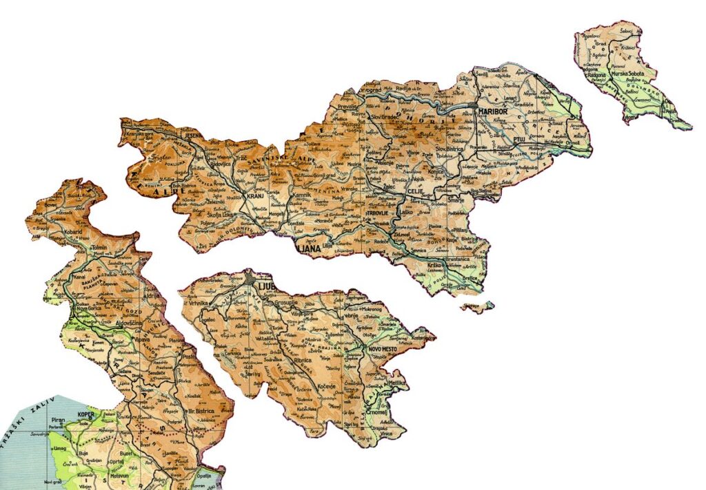 Zemljevid Slovenije, razdeljen na štiri dele. 