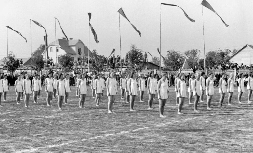 Vključitev deklet v nemško organizacijo.