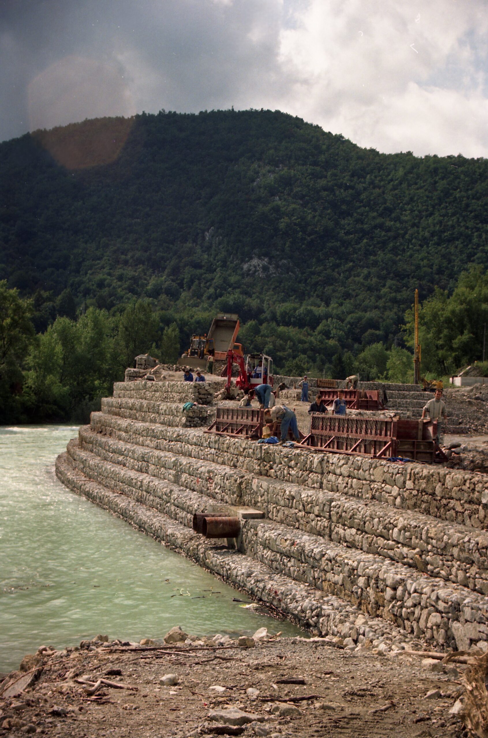 Obrambni zid ob reki Soči.