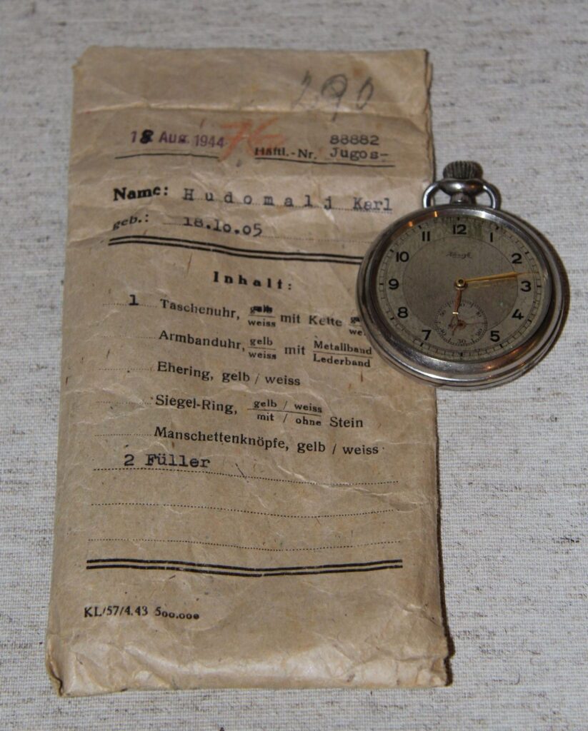 Vrečka, v katero so spravili osebne predmete taboriščnika.