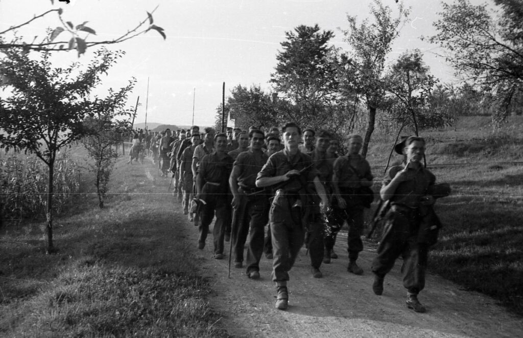Prihod pobeglih zavezniških vojakov v Belo krajino septembra 1944.