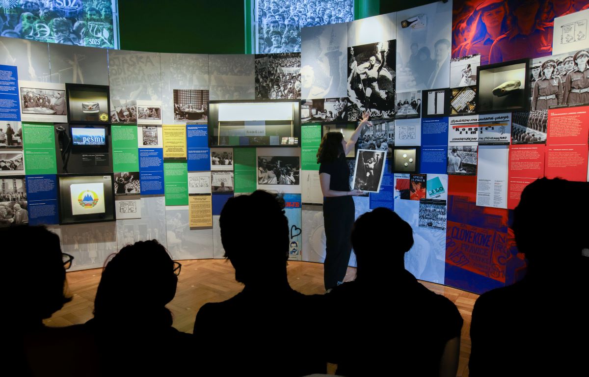 Maturanti na vodenem ogledu muzeja.