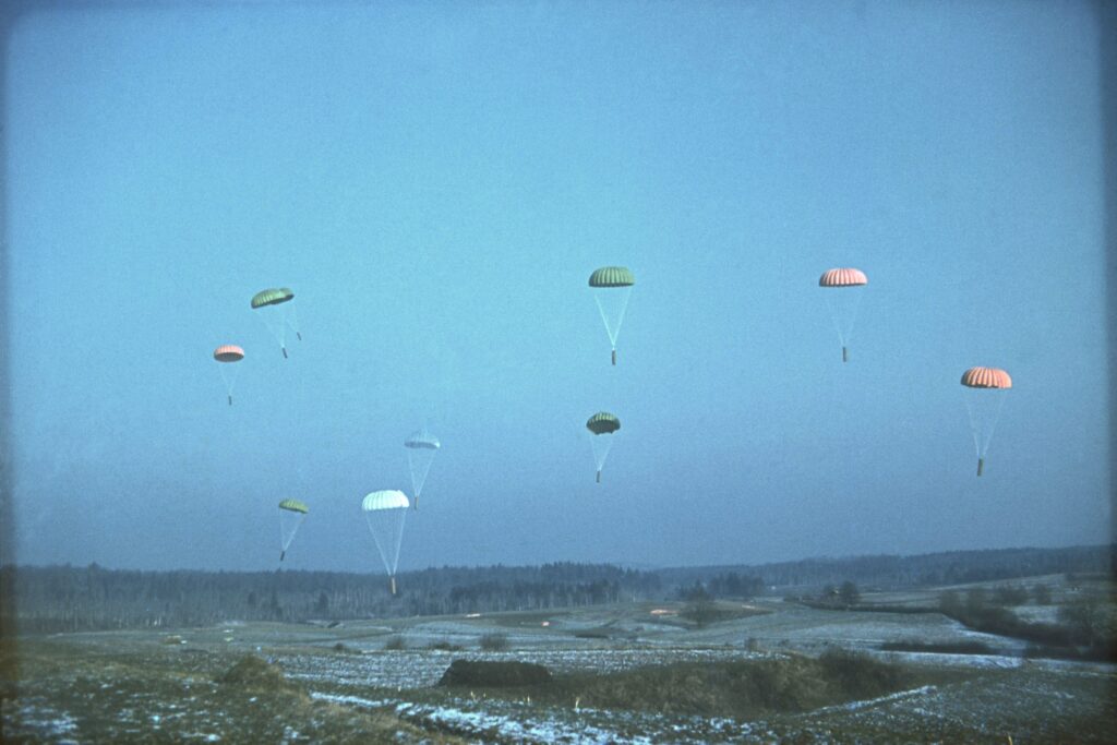 Padala v zraku se spuščajo proti tlom.