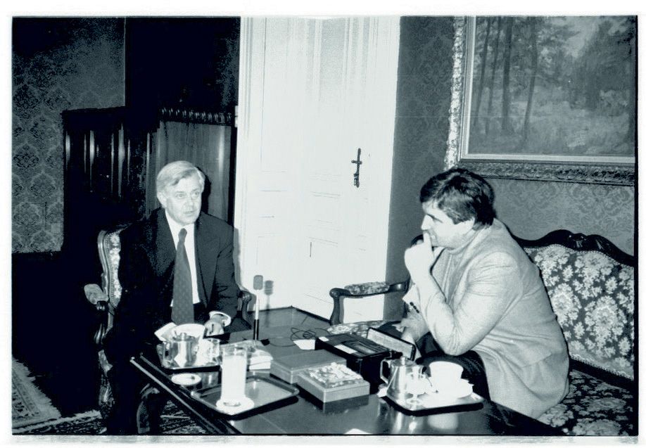 Milan Kučan med pogovorom z Gojkom Brvarom za mizo.