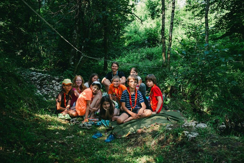 Skupinska fotografija sredi gozda.