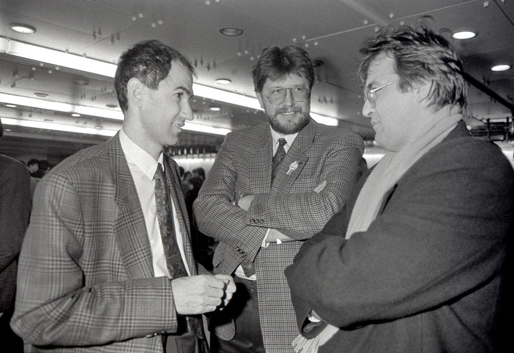 Janez Janša, Igor Bavčar in tretja oseba med pogovorom.