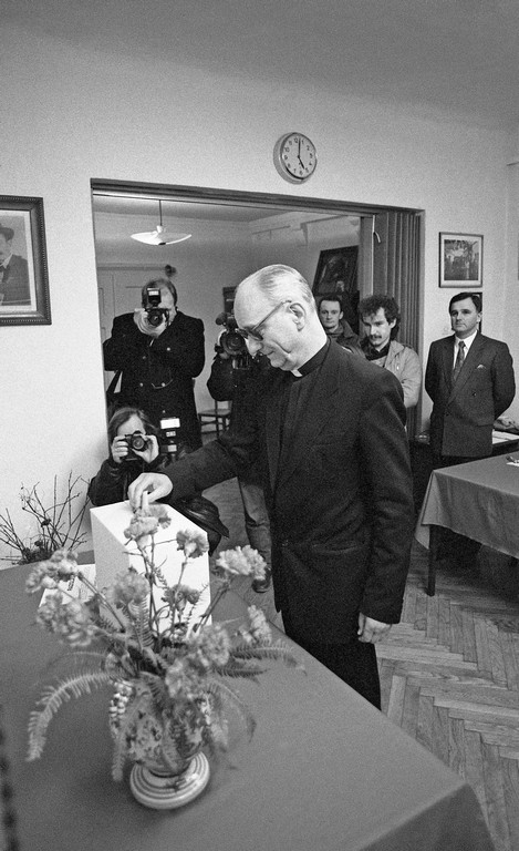 Alojzij Šuštar daje volilni list v skrinjico.