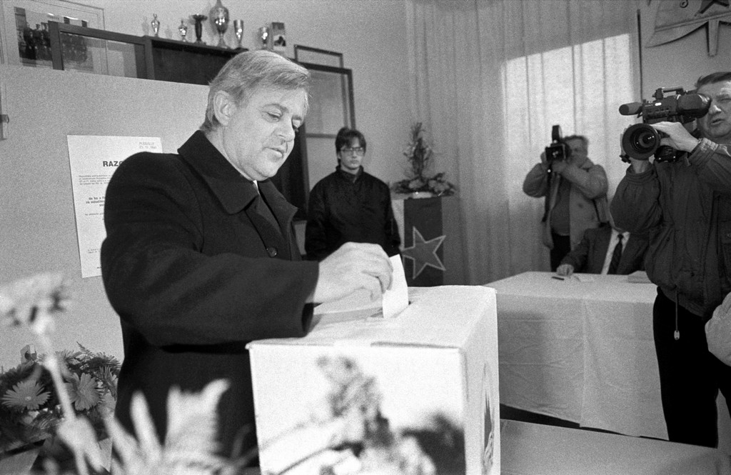 Milan Kučan daje volilni list v skrinjico.