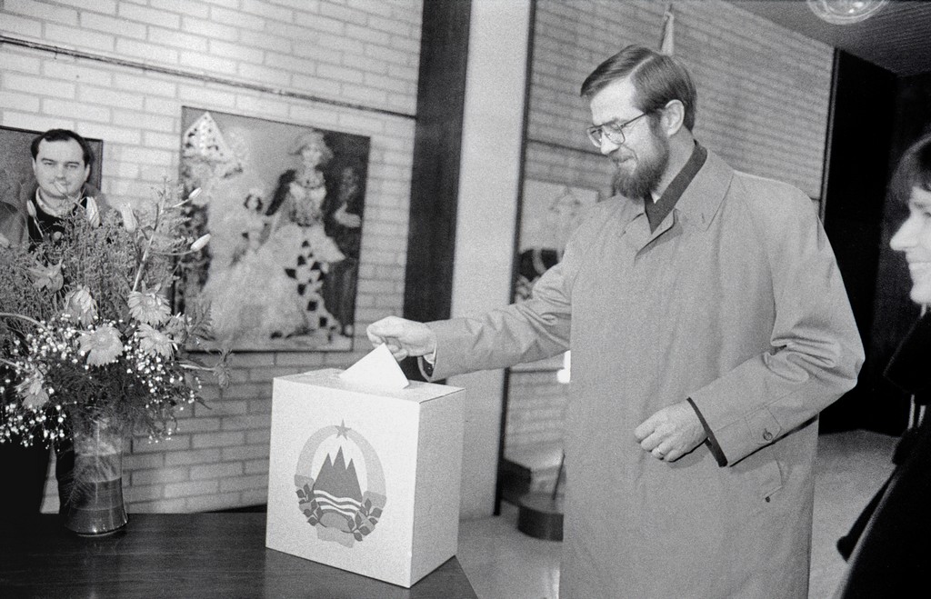 Lojze Peterle daje volilni list v skrinjico.