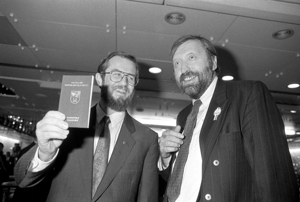 Lojze Peterle s potnim listom v roki, ob njem Dimitrij Rupel.