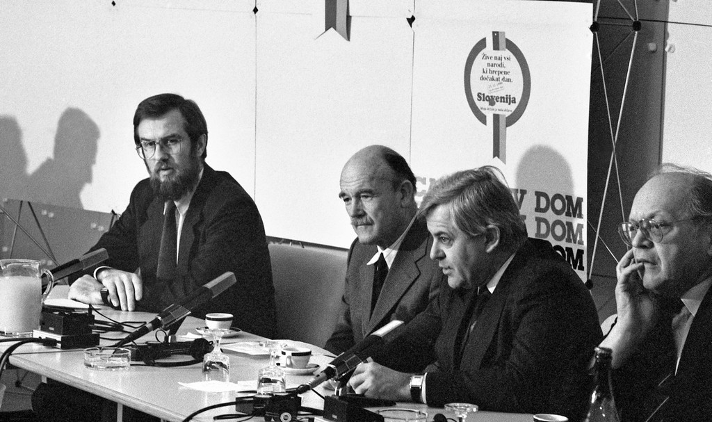 Milan Kučan, France Bučar, Lojze Peterle in Stane Stanič na novinarski konferenci.