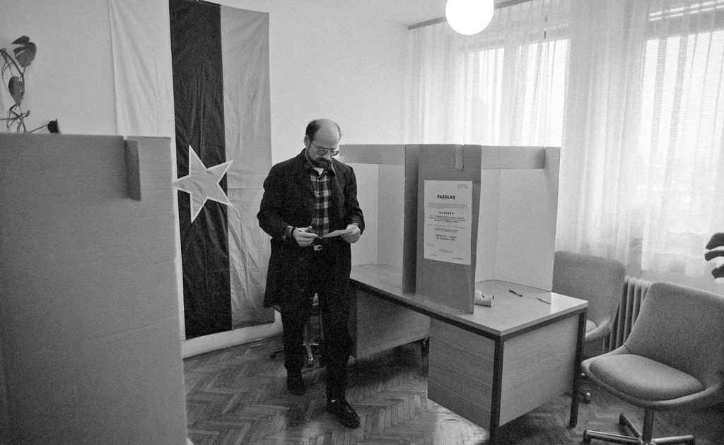 Moški na volišču.