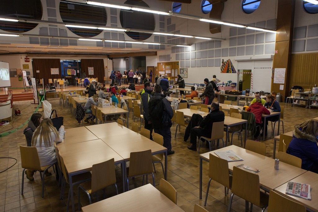 Večnamenski prostor z mizami in stoli.