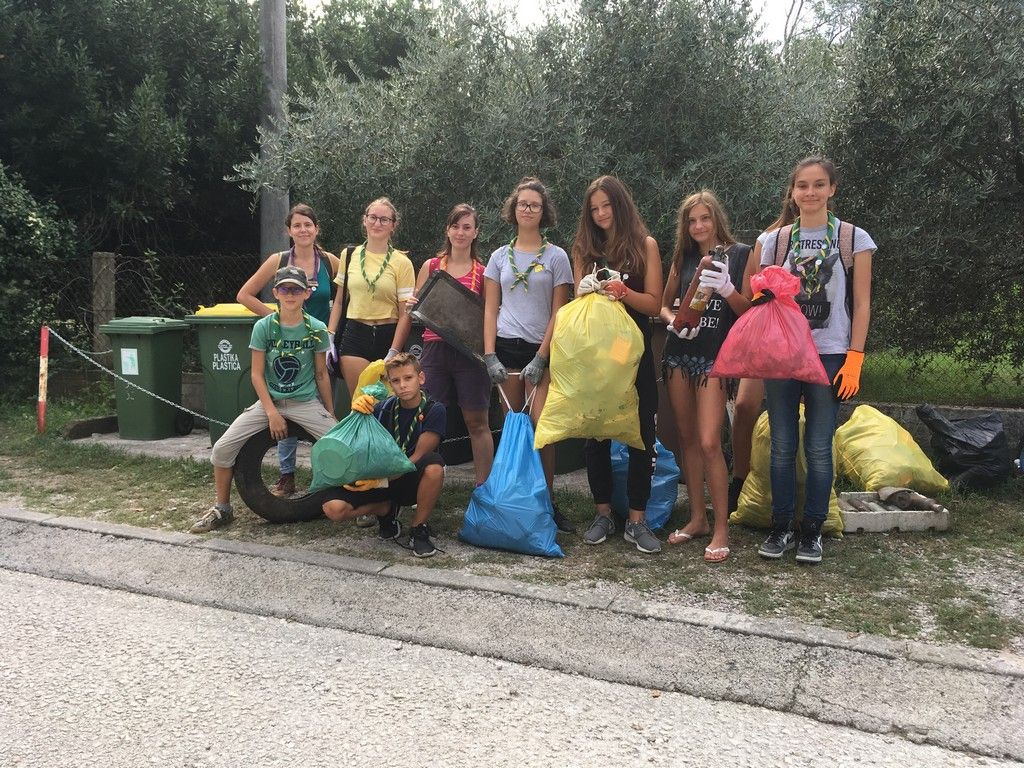 Skupinska fotografija med čistilno akcijo.