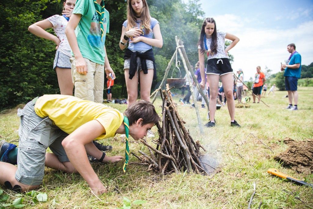 Tabornik je zakuril ogenj, iz katerega se je začelo kadit.