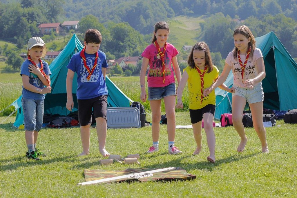 Skupina tabornikov med mnogobojem