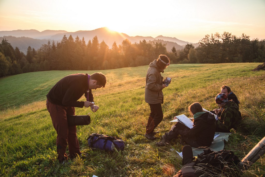 Taborniki na orientacijskem pohodu.